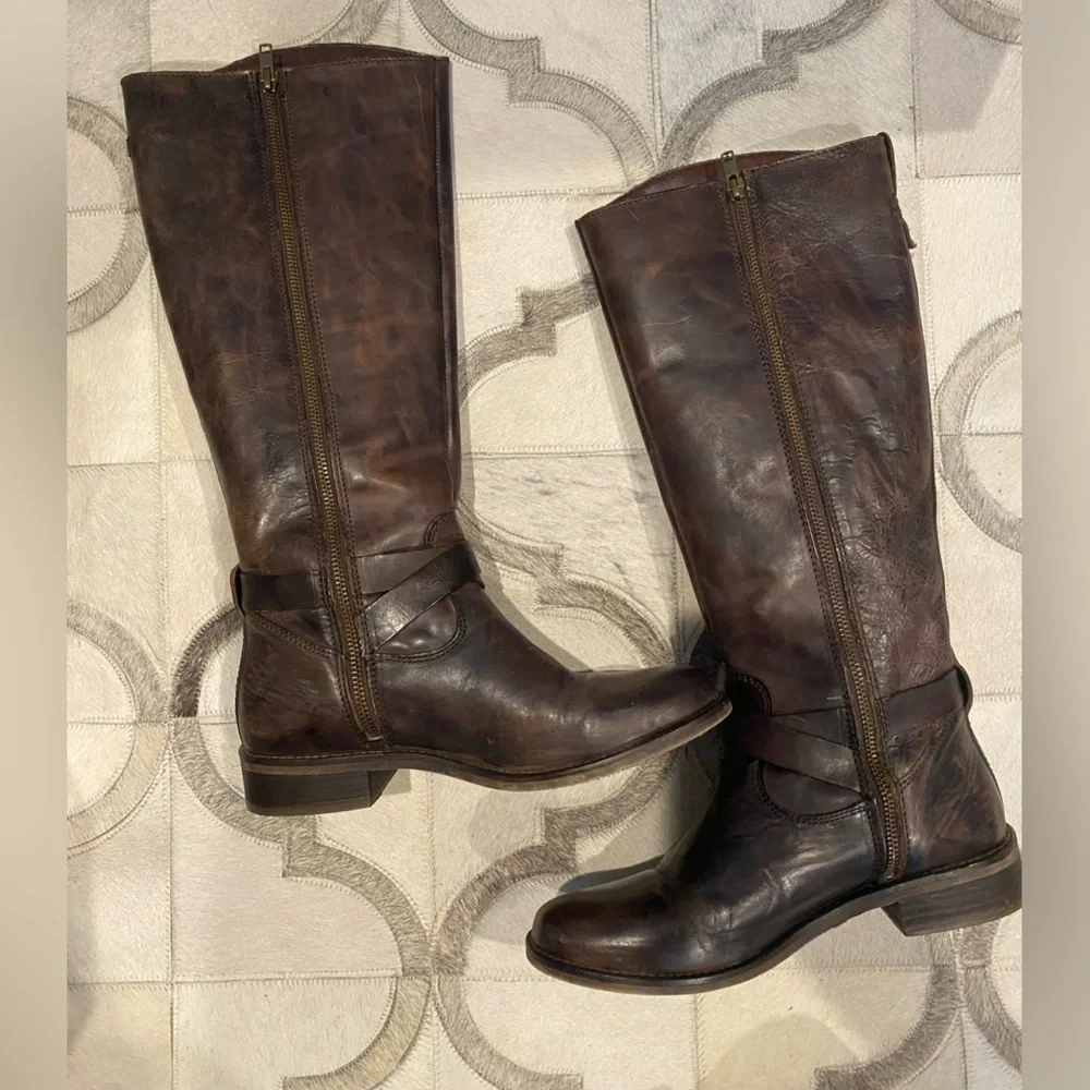Hinge Devin Buckle Detail Riding Boots 9.5 Brown Equestrian Classic Preppy Moto